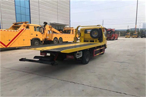 白碱滩非事故拖车